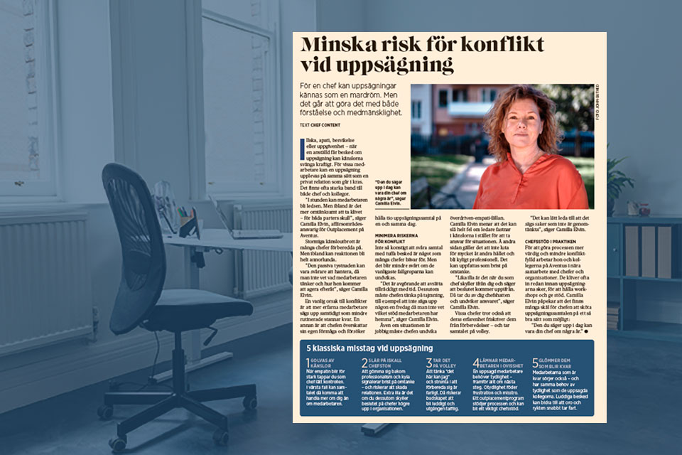 Två kontorsstolar vid ett skrivbord i ett ljust kontorsrum, med en tidningsartikel om vanliga misstag vid uppsägning placerad ovanpå bilden.