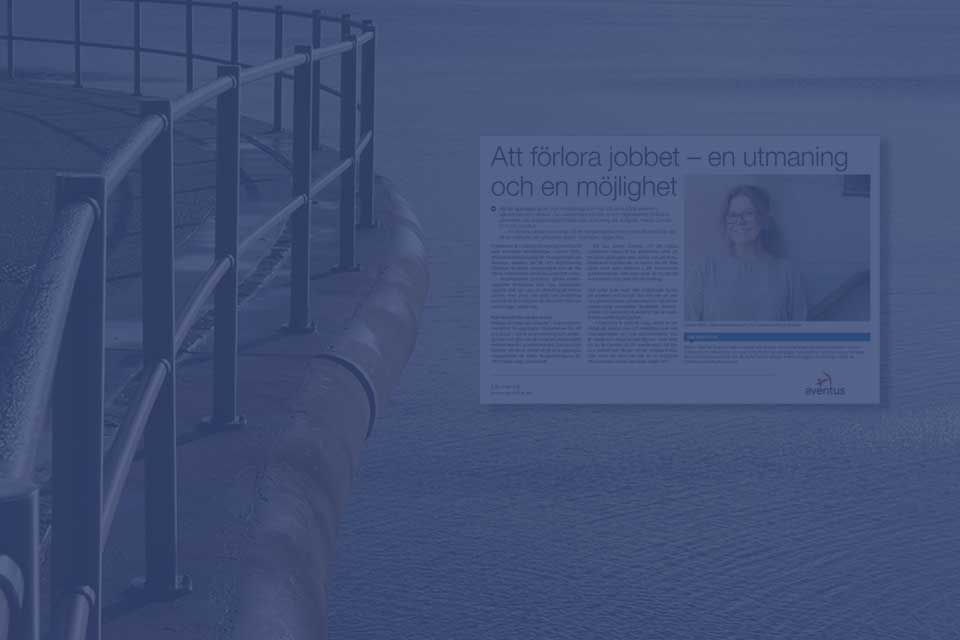 Faksimil ur artikel om att förlora jobbet, överlagd på bild av brygga vid vatten.