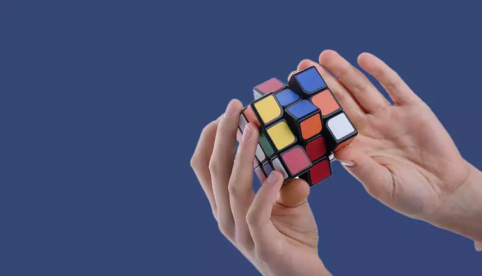 Ett par händer som löser en Rubiks Kub